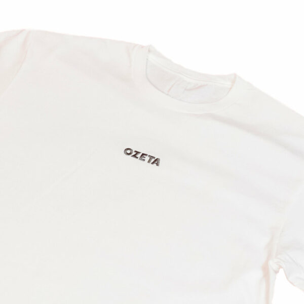 Polera blanca logo central detalle