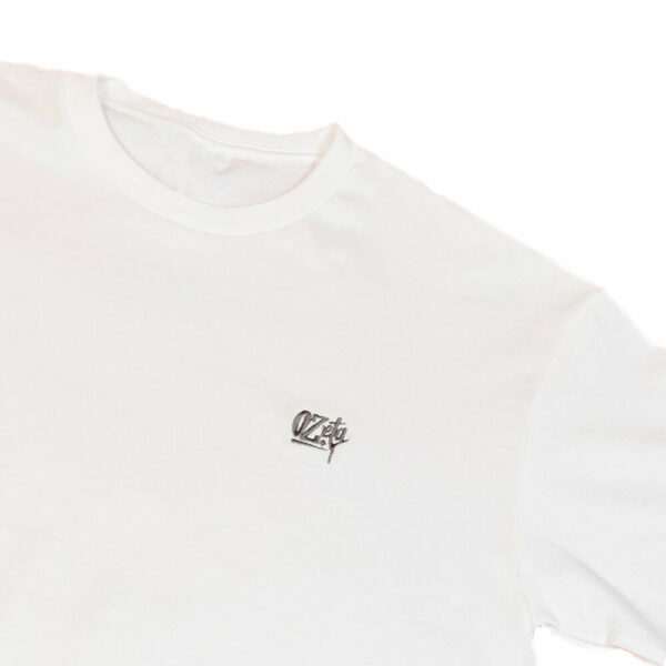 Polera blanca logo lateral detalle