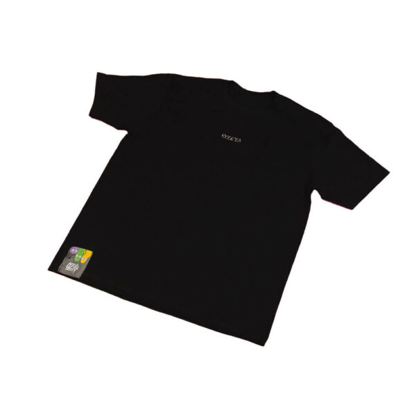 Polera negra logo central