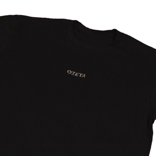 Polera negra logo central detalle