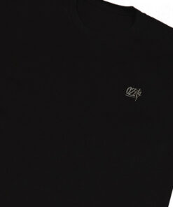 Polera negra logo lateral detalle