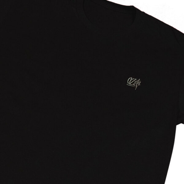 Polera negra logo lateral detalle